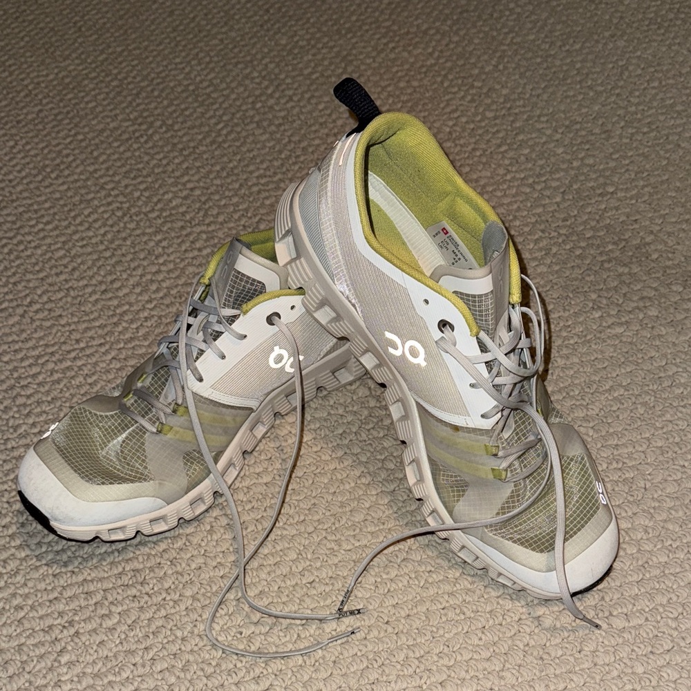 On cloud men’s Running Shoes - white —sz9.5